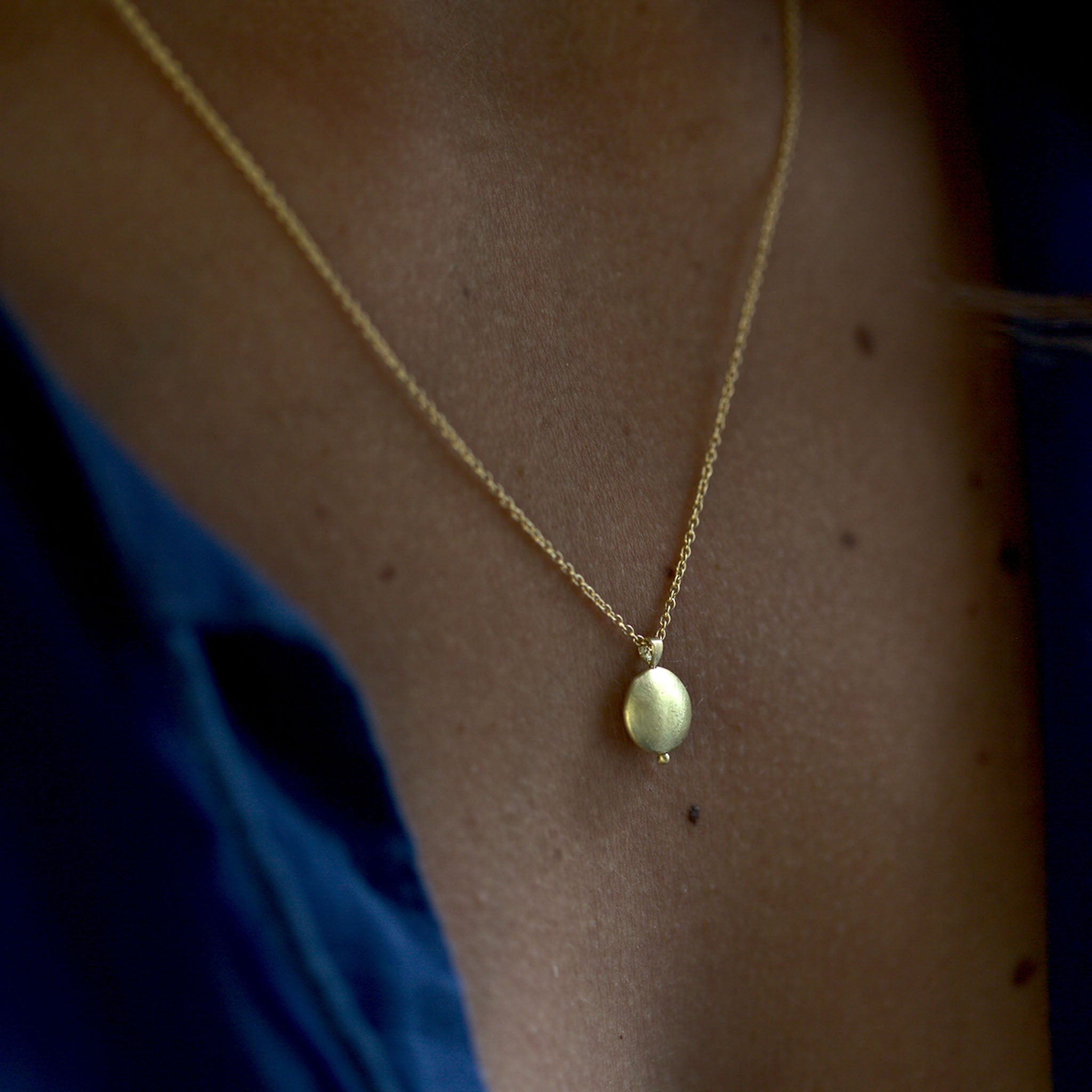 18ct Yellow Gold Textured Button Pendant Necklace